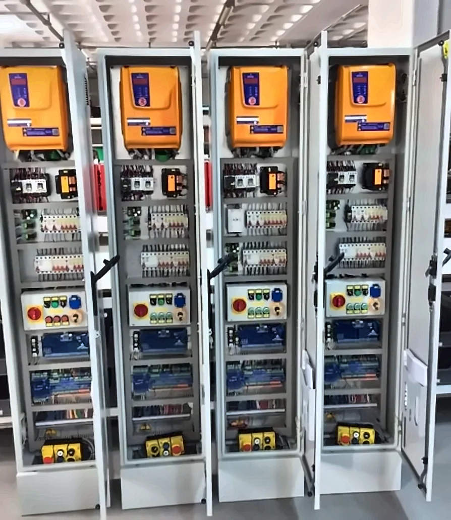 Kabin aksesuarları: kumanda paneli, gösterge ve tutamaklar